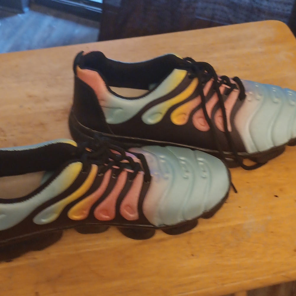 Multi colird tennis shoes